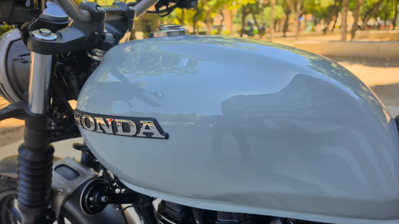 Tanque de gasolina de una Honda GB350S azul