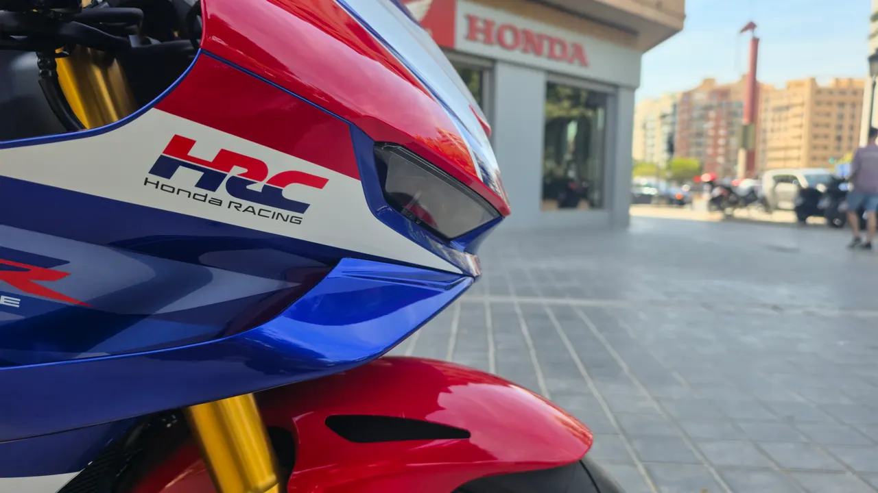Frontal de Honda CBR1000RR-R Fireblade SP roja, blanca y azul con horquillas doradas