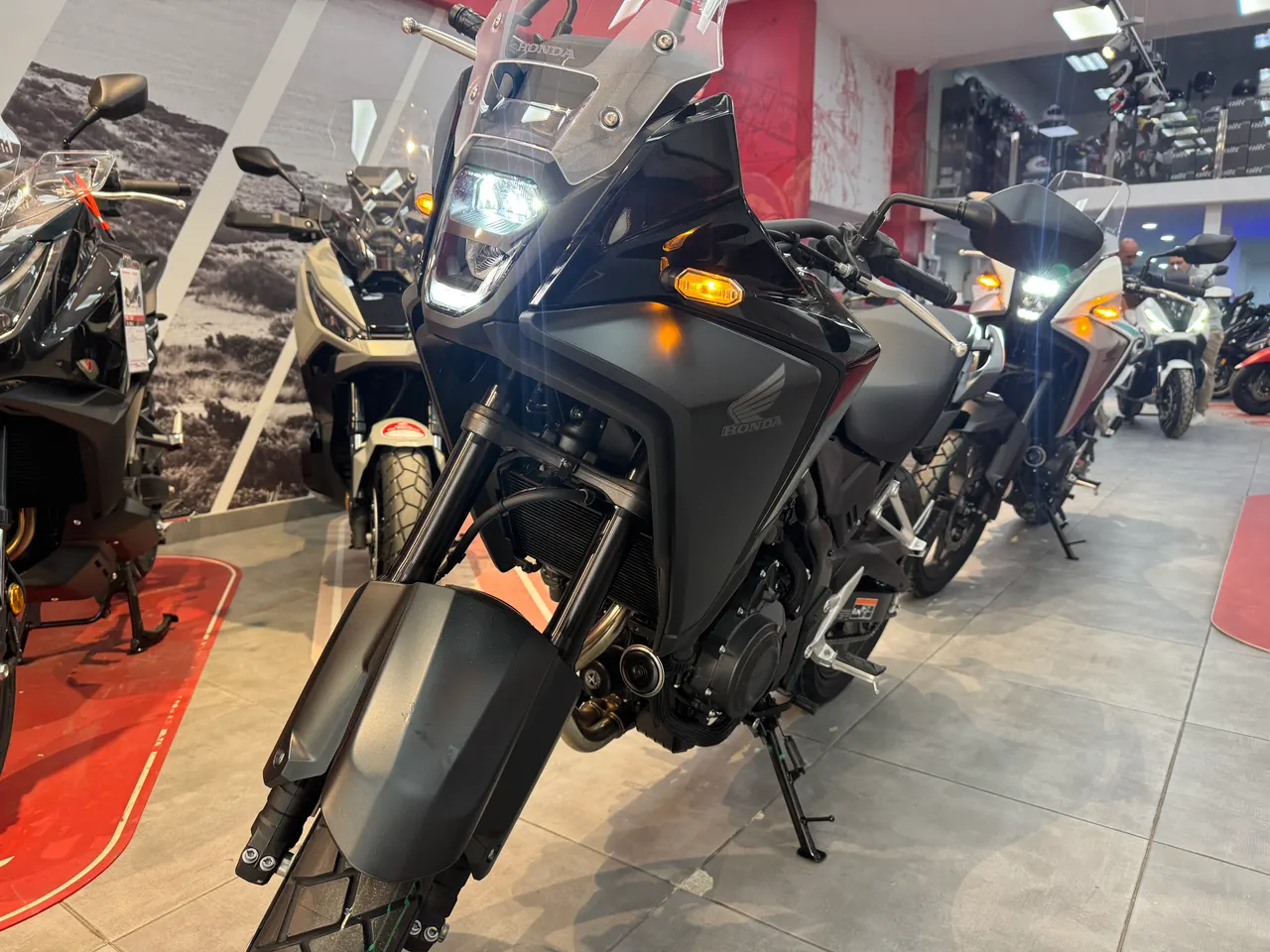 Honda NX500 negra en concesionario