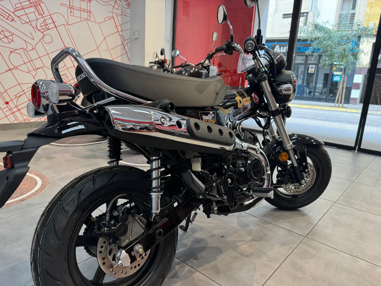 Honda Dax 125 negra NHB98 en exposición