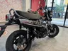 Honda Dax 125 negra NHB98 en exposición