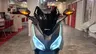 Frontal de scooter Honda Forza gris con luces LED encendidas y intermitentes naranjas