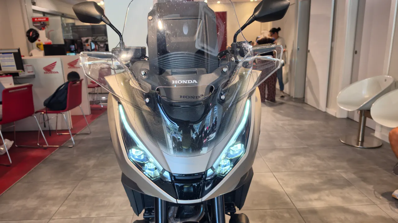 Honda NT1100 de ocasion con luces LED encendidas