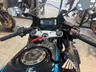 Vista del manillar, pantalla digital y depósito de una moto Honda CBR negra con detalles azules.