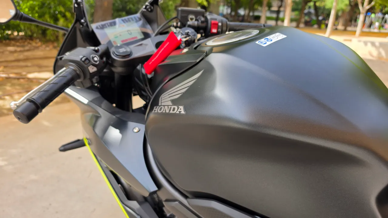 Vista lateral del depósito y manillar de una Honda CBR 650R en color negro mate.