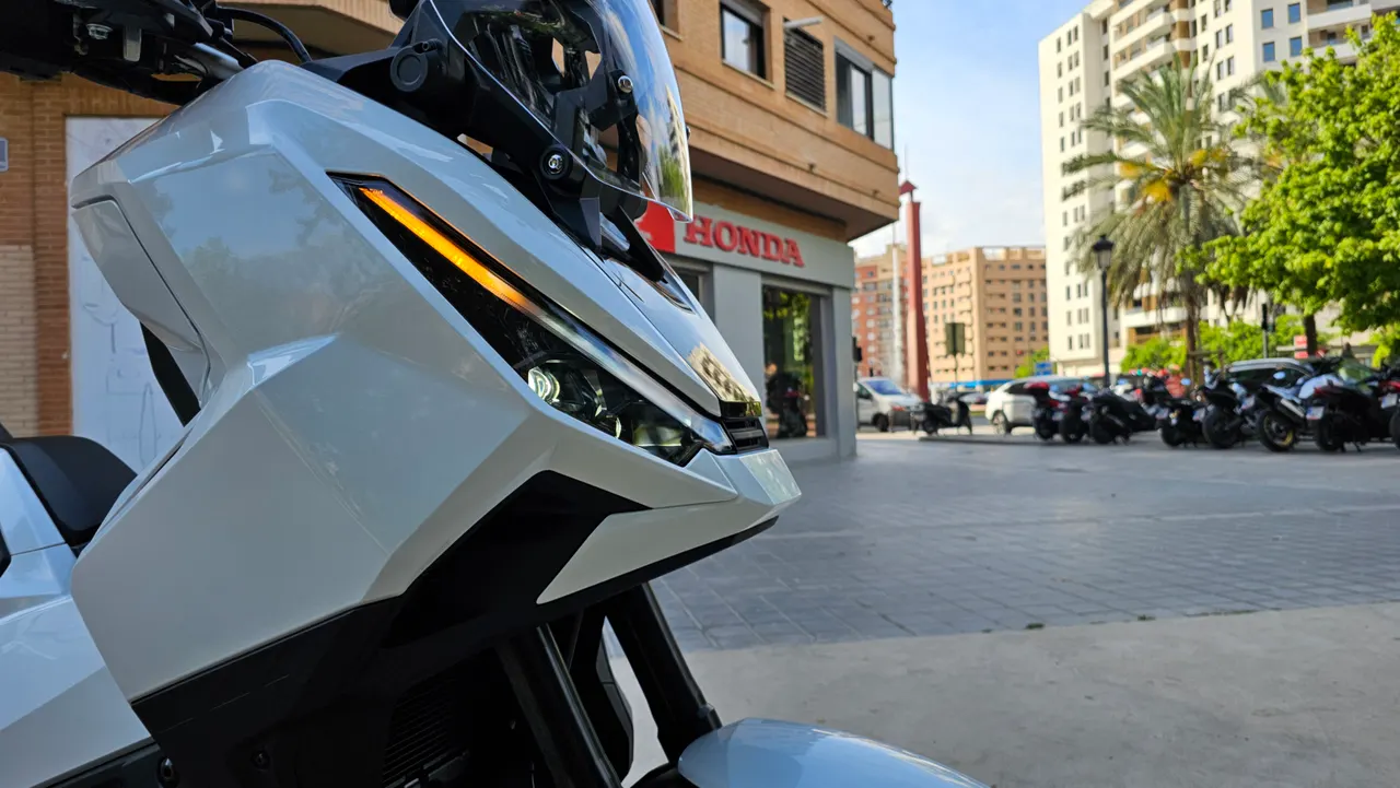 Honda X-ADV blanca en ciudad