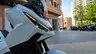 Honda X-ADV blanca en ciudad