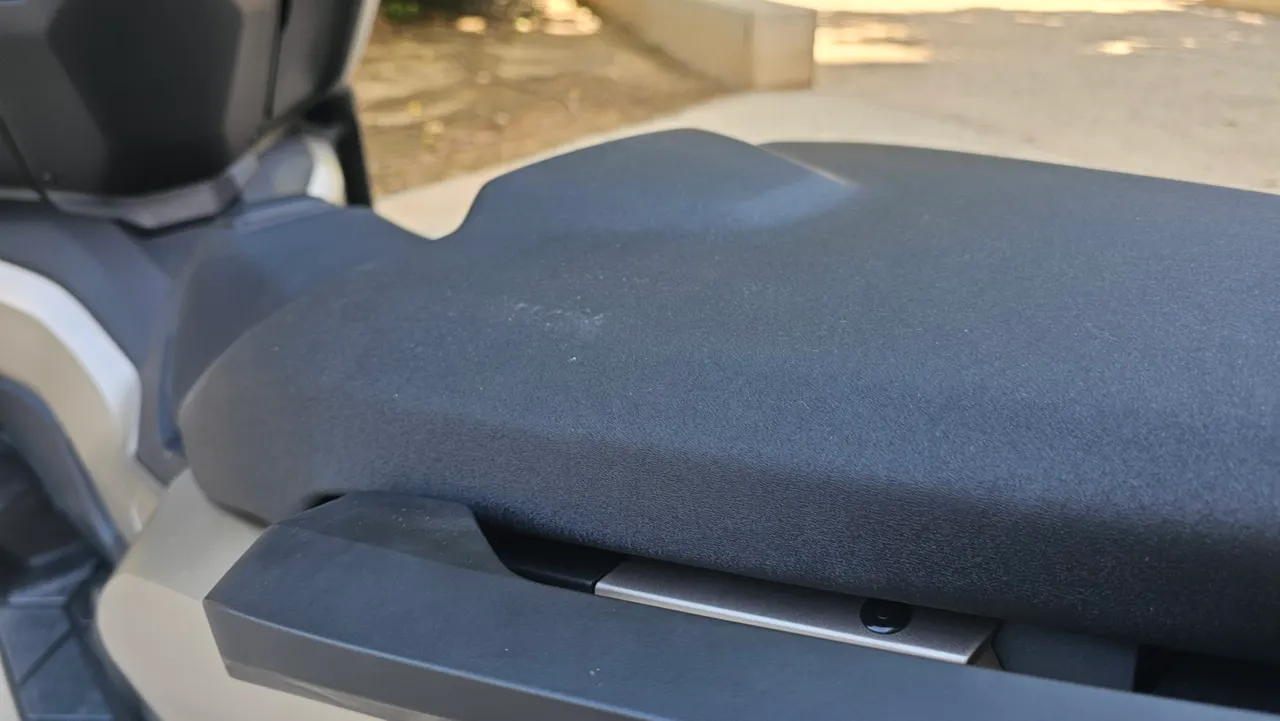 Detalle del asiento trasero o portaequipajes de una Honda Forza 750 gris