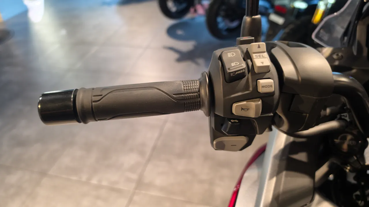 Detalle del manillar de una moto Honda NC750X