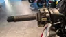 Detalle del manillar de una moto Honda NC750X