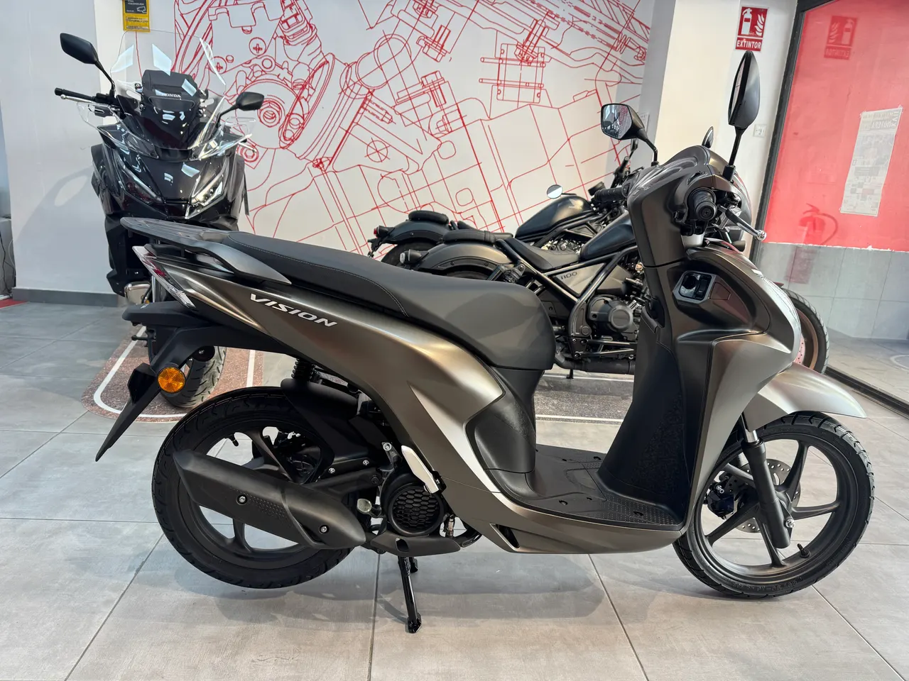 Scooter Honda Vision 110 color marrón mate en exposición
