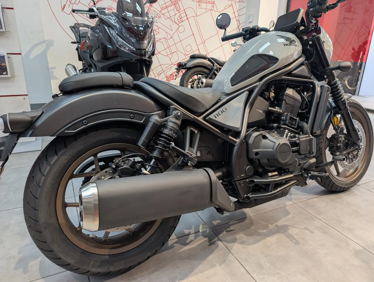 Honda CMX1100 Rebel Special Edition gris en exposición