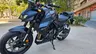 Honda CB750 Hornet azul mate estacionada en la calle