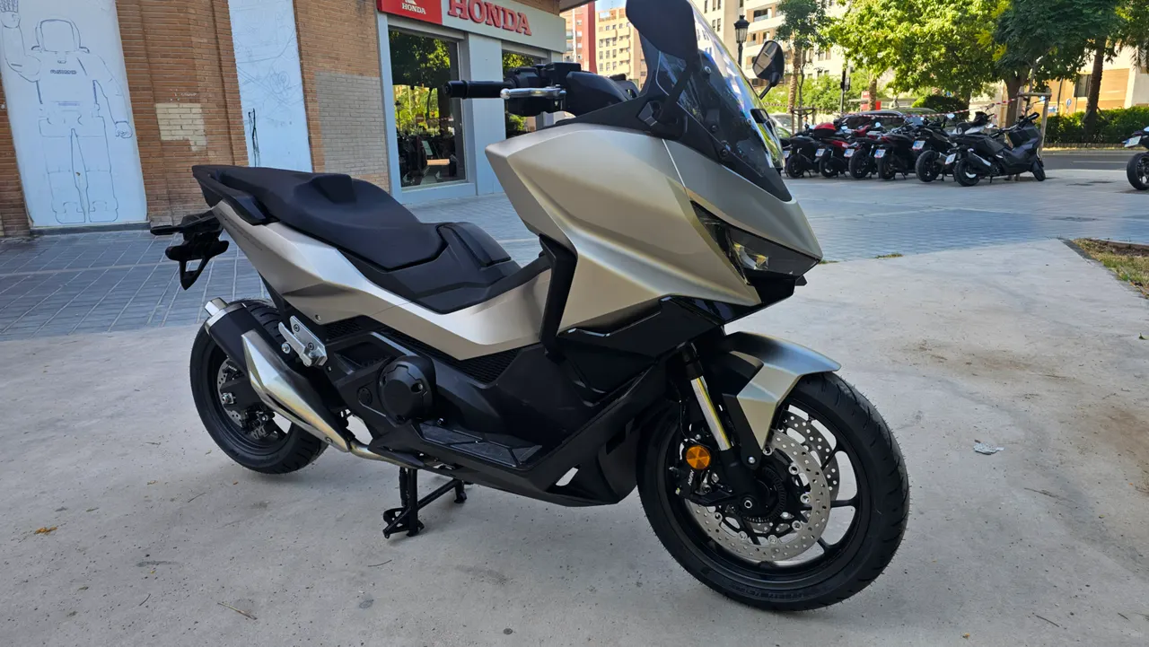 Scooter Honda Forza 750 gris mate estacionado en la calle