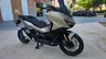 Scooter Honda Forza 750 gris mate estacionado en la calle