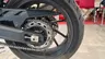 Detalle de la cadena, piñón y rueda trasera de una moto Honda NT1100