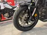 Primer plano de la rueda delantera de una moto Honda WN7 negra graphite