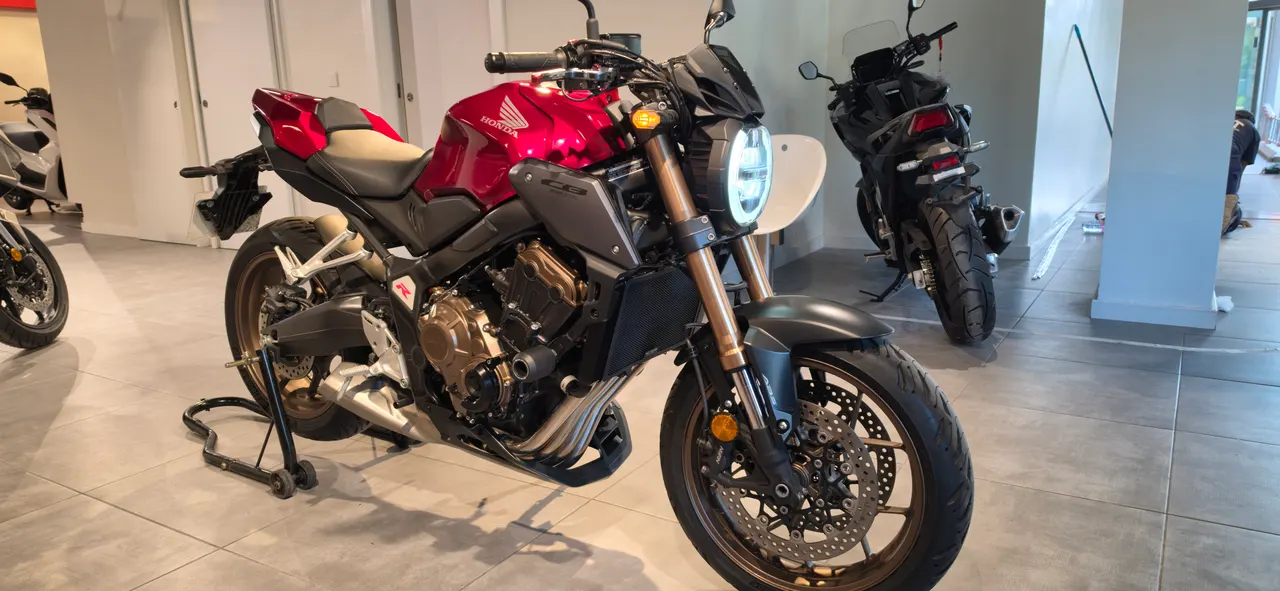 Honda CB650R roja en concesionario