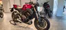 Honda CB650R roja en concesionario