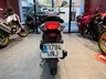 Vista trasera de una moto Honda Vision 110 blanca