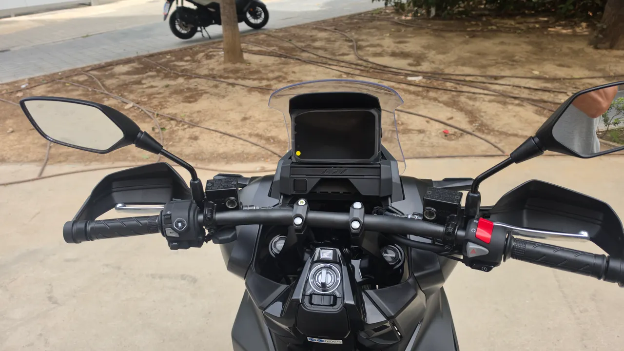 Manillar de Honda ADV 350 en color negro mate