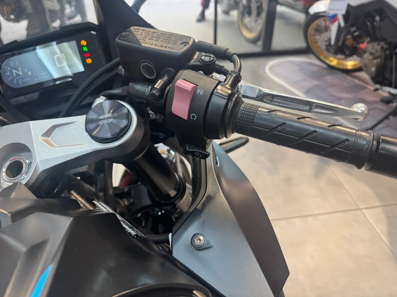 Detalle del manillar y pantalla digital de una moto Honda