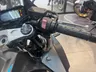 Detalle del manillar y pantalla digital de una moto Honda