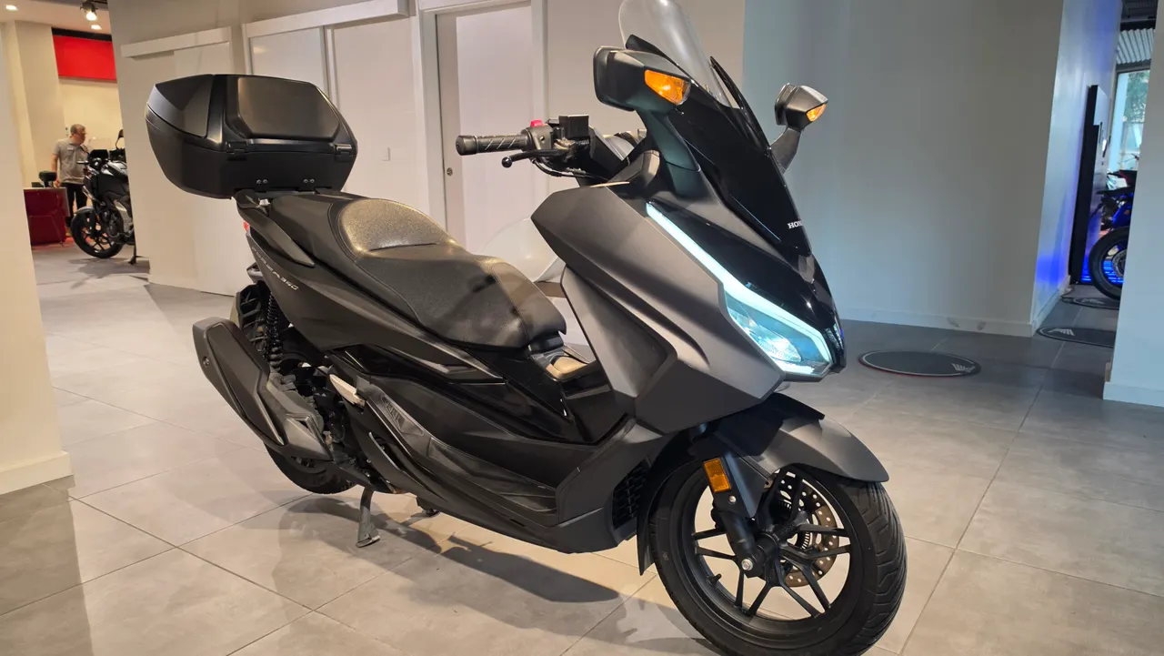 Scooter Honda Forza 350 negra con baúl