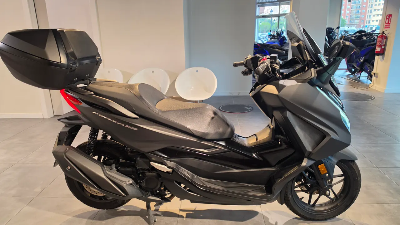 Scooter Honda Forza 350 negra con baúl trasero