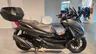 Scooter Honda Forza 350 negra con baúl trasero