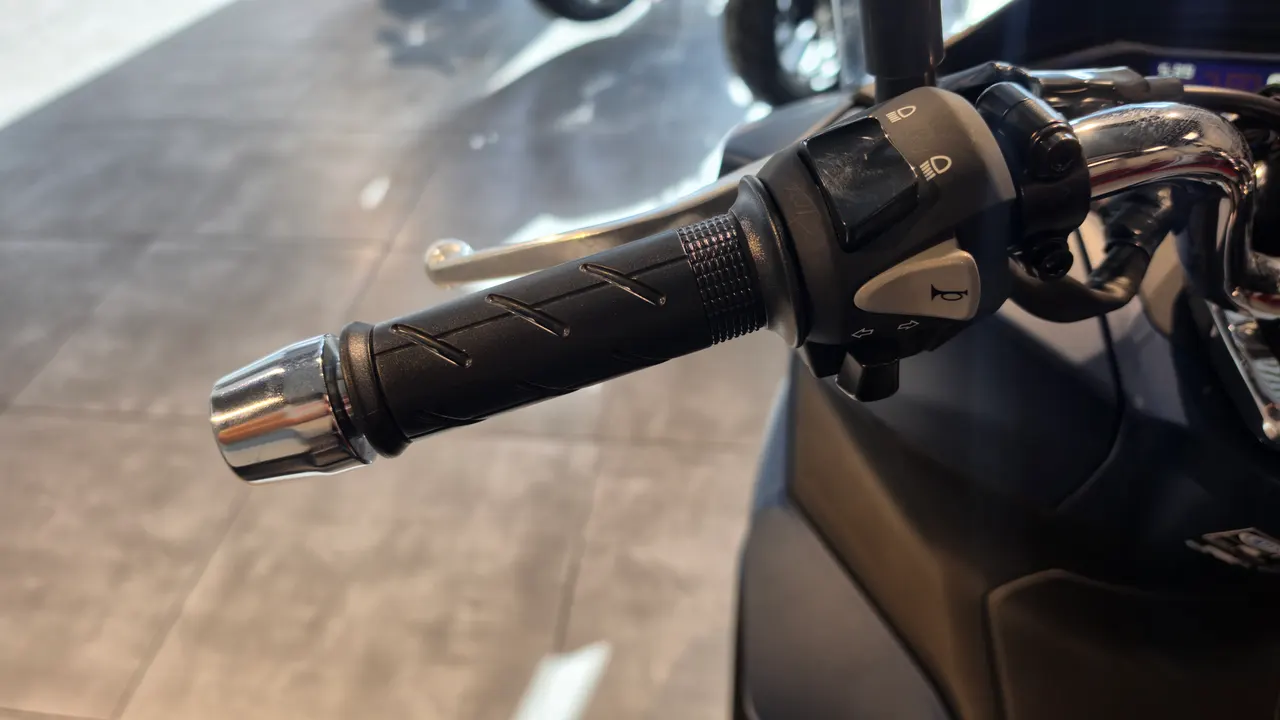 Detalle del manillar de una Honda PCX 125 color azul oscuro