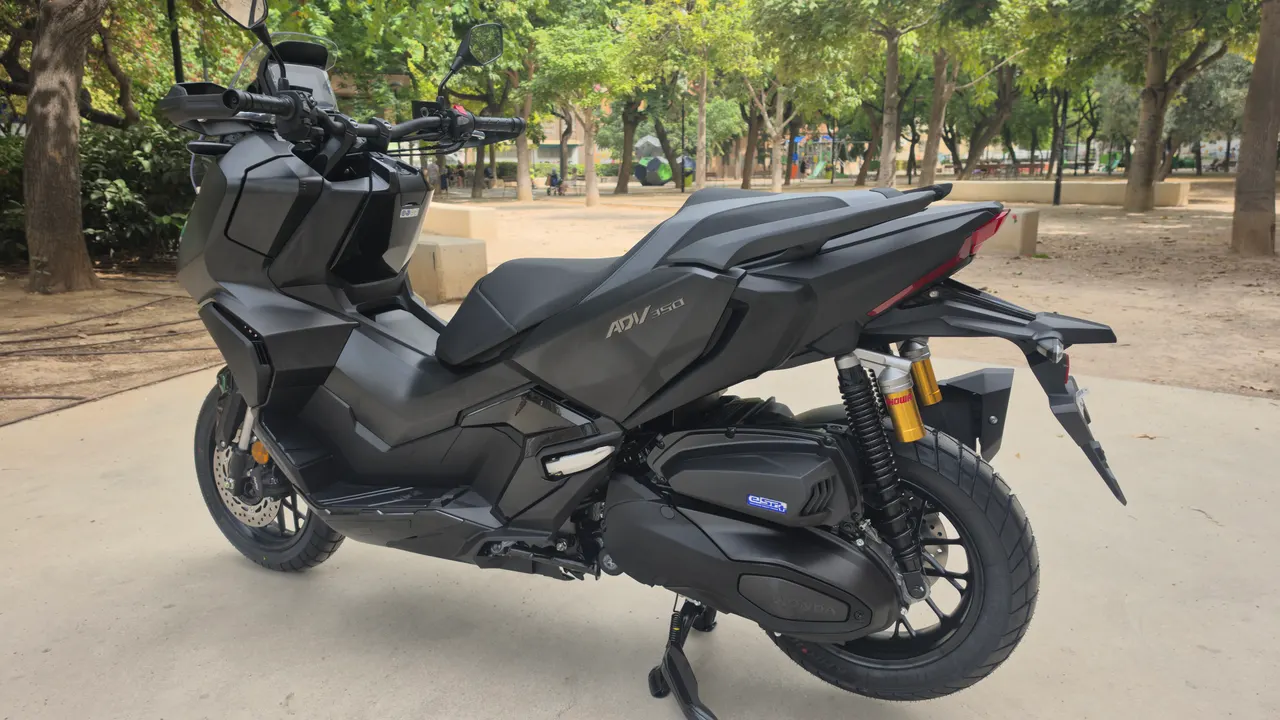 Honda ADV 350 negra