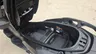 Compartimento de almacenamiento abierto de una Honda ADV 350 negra