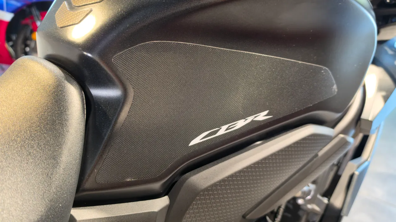 Detalle del depósito de una Honda CBR650R negra