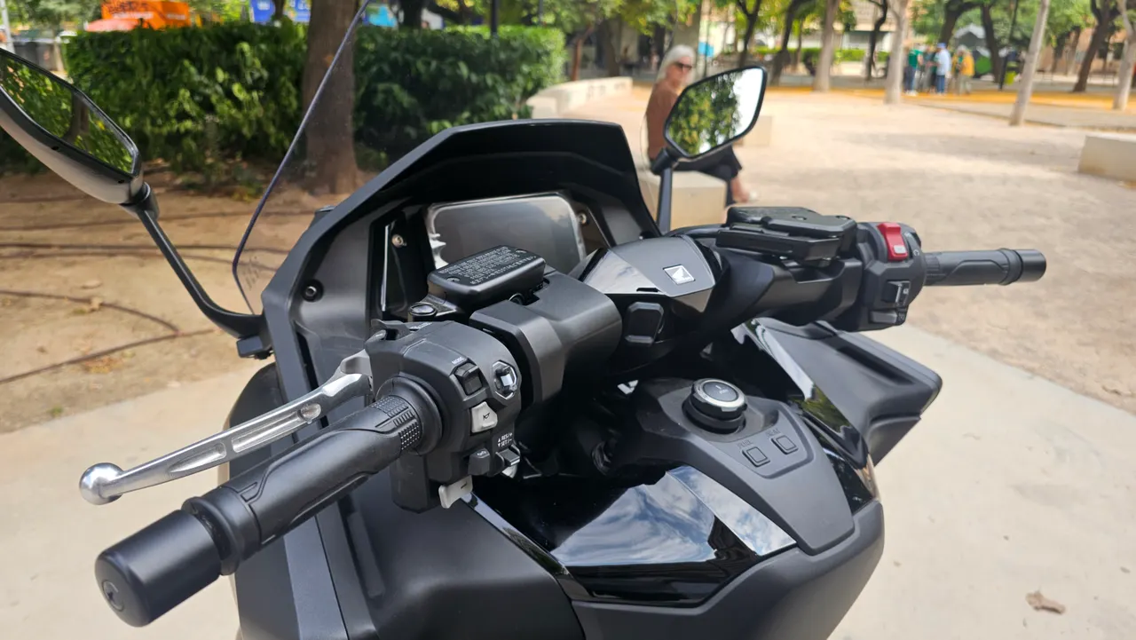 Manillar y frontal de Honda Forza 750 negra