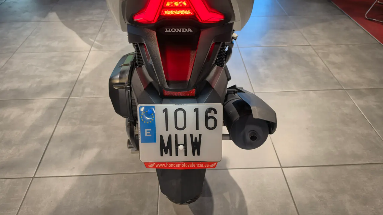 Vista trasera de una moto Honda Forza 125 con matrícula española.