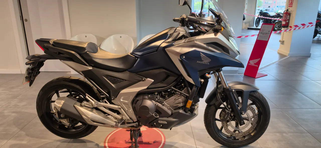 Honda NC750X DCT en color azul y gris