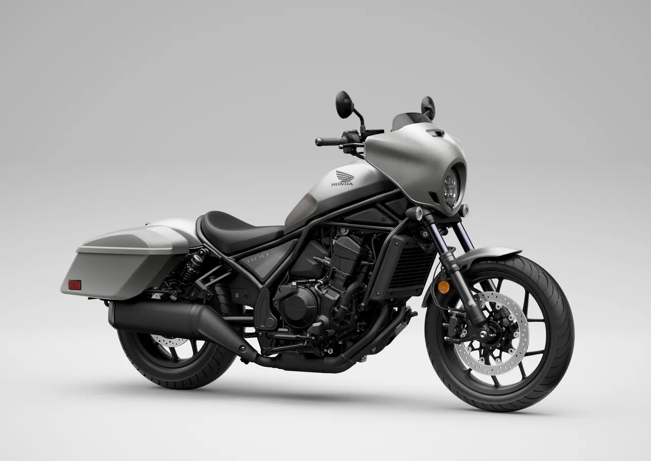 Honda Rebel 1100T Touring con semicarenado frontal y maletas laterales