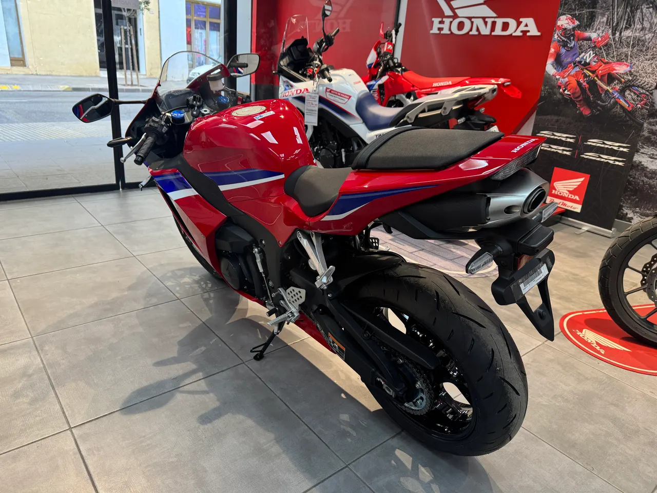 Honda CBR 600RR roja en un concesionario