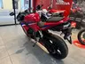 Honda CBR 600RR roja en un concesionario