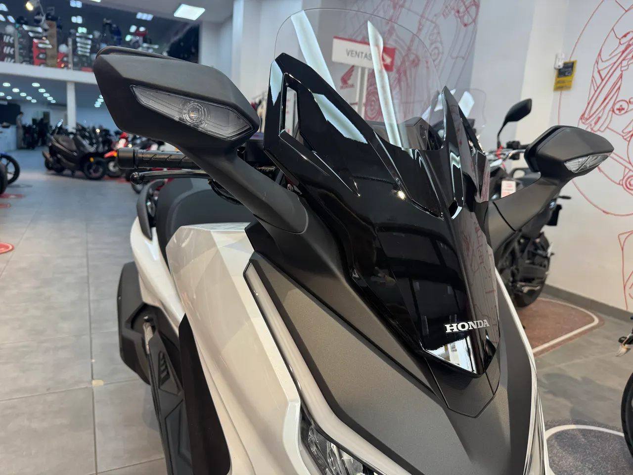Scooter Honda Forza 125 blanco, vista frontal derecha
