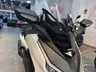Scooter Honda Forza 125 blanco, vista frontal derecha