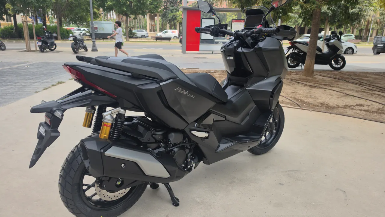 Honda ADV 350 negra en entorno urbano