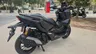 Honda ADV 350 negra en entorno urbano