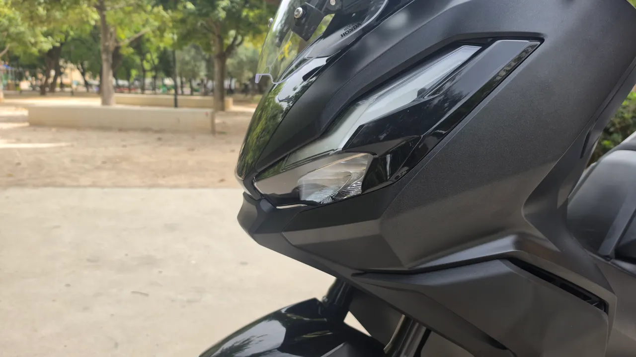 Detalle frontal de una moto Honda ADV 350 en color negro mate