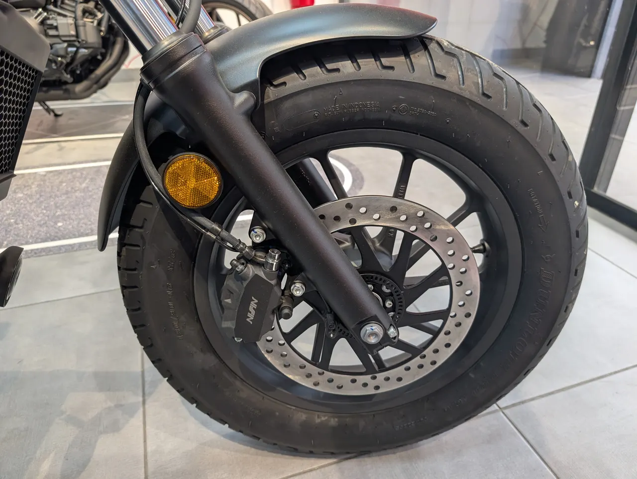 Rueda delantera, freno de disco y horquilla de la Honda CMX500 Rebel