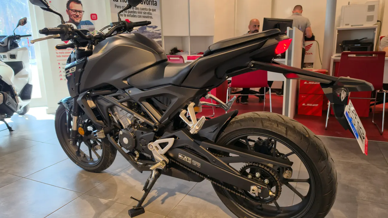 Honda CB125R negra en concesionario