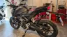 Honda CB125R negra en concesionario