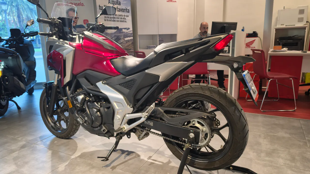 Honda NC750X roja vista lateral