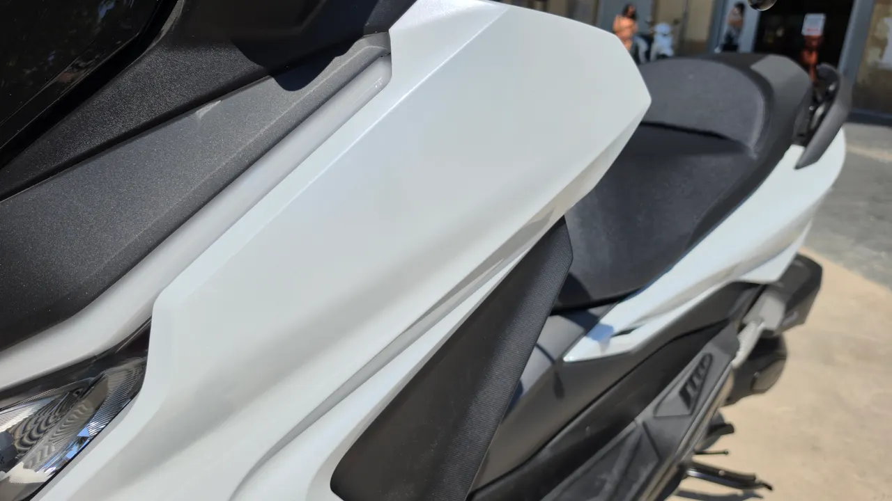 Vista lateral de scooter Honda Forza 125 en color blanco